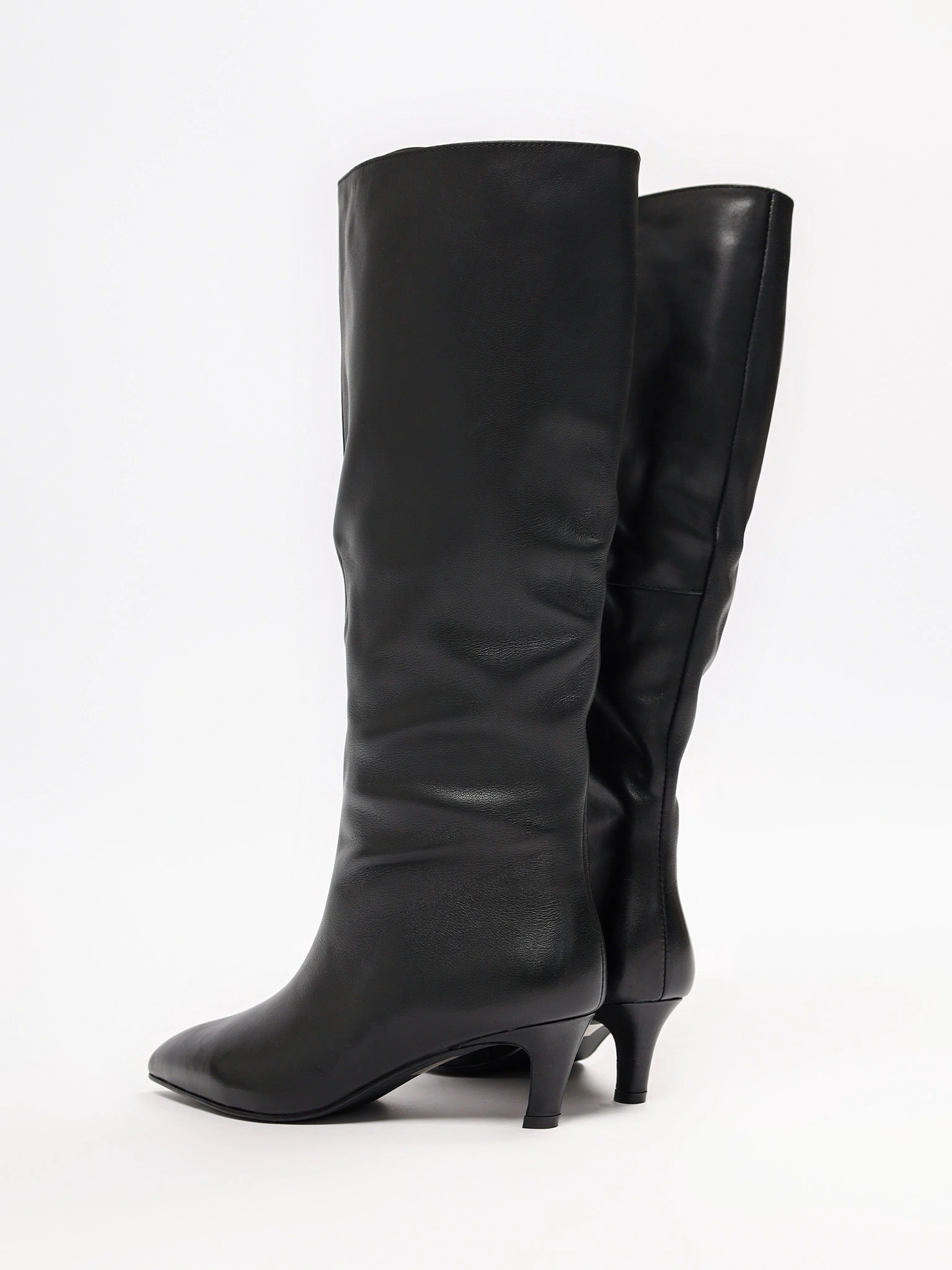 Сапоги черного цвета на среднем каблуке